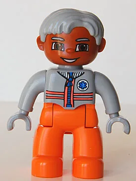 Duplo Figur Lego Ville, männlicher Sanitäter, orange Beine, hellblaugraues Oberteil mit Reißverschluss und Streifen, hellblaugraues Haar, hellblaugraue Hände