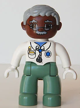 Duplo Figur Lego Ville, männlicher Sanitäter, sandgrüne Beine, weißes Oberteil mit Stethoskop, hellblaugraues Haar, brauner Kopf, Brille, Schnurrbart, weiße Hände