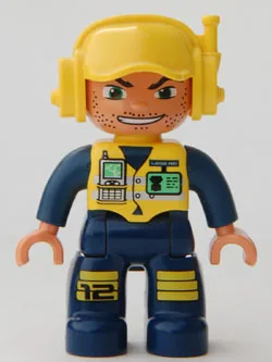 Duplo Figur Lego Ville, männlich, dunkelblaue Beine und Overall mit gelber Weste, Funkgerät, Ausweis, gelbe Mütze mit Headset, breites Lächeln
