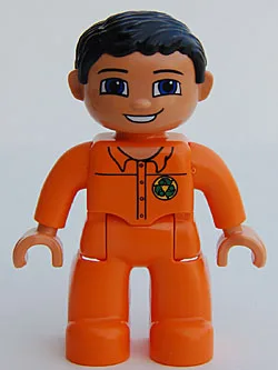 Duplo Figur Lego Ville, männlich, orange Beine, nougatfarbene Hände, oranges Oberteil mit Recycling-Logo, schwarze Haare, blaue Augen