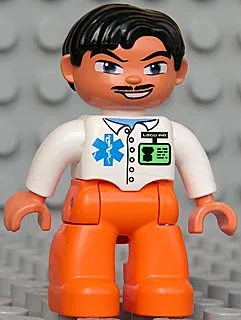 Duplo-figuurtje Lego Ville, mannelijke medicus, oranje benen, wit shirt met ID-badge en EMT-levenssterpatroon, zwart haar, blauwe ogen, snor.