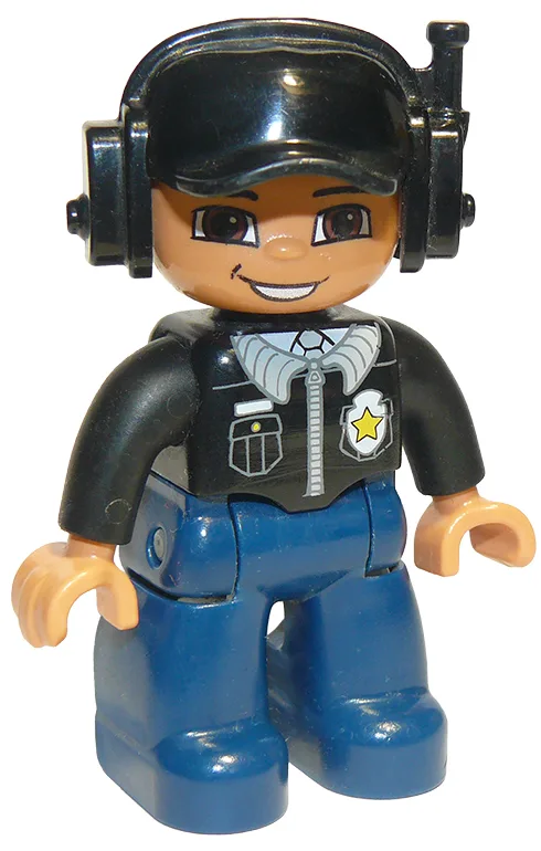 Duplo Figur Lego Ville, männlicher Polizist, schwarze Mütze mit Headset, hellnougatfarbener Kopf und Hände, schwarzes Hemd mit Abzeichen, dunkelblaue Beine