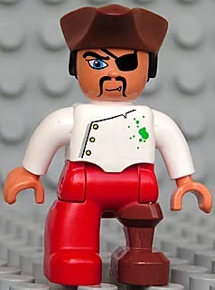 Duplo Figur Lego Ville, männlicher Pirat, rote Beine, weißes Oberteil mit Knöpfen und grünen Punkten, rotbrauner Piratenhut, Augenklappe, Holzbein