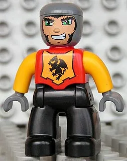 Duplo-figuurtje Lego Ville, mannelijk kasteel, zwarte benen, rode borst, feloranje armen, donkerblauwgrijze handen, brede glimlach