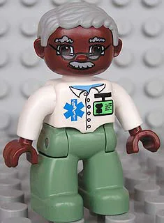 Duplo-figuurtje Lego Ville, mannelijke medicus, zandgroene benen, wit shirt met badge, lichtblauwgrijs haar, bruin hoofd, bril, snor.