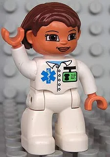 Duplo-figuurtje uit Legoville, vrouwelijke ambulanceverpleegster, witte benen, wit topje met identificatiebadge en levensreddende ster, roodbruin haar, bruine ogen.