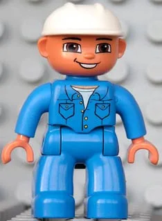 Duplo-figuurtje van Lego Ville, mannelijk, blauwe benen, blauw shirt met zakken, witte bouwhelm, bruine ogen en een glimlach met open mond.