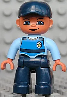 Duplo-figuurtje Lego Ville, mannelijk, donkerblauwe benen, lichtblauw bovenstuk met reddingsvest en badge, donkerblauwe pet