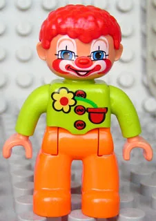 Duplo Figur Lego Ville, männlicher Clown, orange Beine, limettengrünes Oberteil mit drei Knöpfen und Blume, rote Haare, blaue Augen