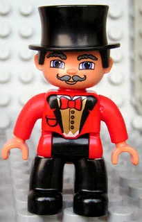 Duplo Figur Lego Ville, männlicher Zirkusdirektor, schwarze Beine, rotes Oberteil mit Fliege, Zylinder, blaue Augen (4611994)