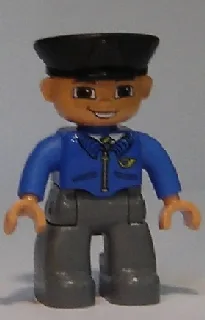 Duplo-figuur Lego Ville, mannelijke postbode, donkerblauwgrijze benen, blauwe jas met posthoorn, zwarte politiepet, glimlach met tanden (4648961)
