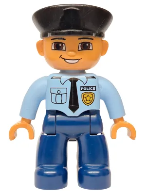 Duplo Figur Lego Ville, männlicher Polizist, dunkelblaue Beine, hellblaues Oberteil mit Abzeichen und Krawatte, nougatfarbene Hände, schwarzer Hut