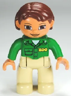 Duplo Figur Lego Ville, weiblich, hellbraune Beine, grünes Oberteil mit der Aufschrift „ZOO“ vorne und hinten, rotbraunes Haar, braune Augen (Zoo-Mitarbeiterin)