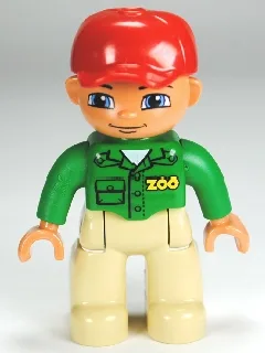 Figurine Duplo Lego Ville, homme, jambes beiges, haut vert avec l'inscription « ZOO » devant et derrière, casquette rouge, yeux bleus (employé de zoo)