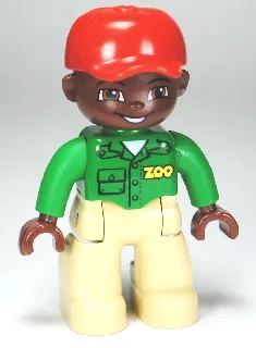 Duplo-figuurtje Lego Ville, mannelijk, lichtbruine benen, groen shirt met 'ZOO' op voor- en achterkant, bruin hoofd, rode pet, bruine ogen (dierentuinmedewerker)