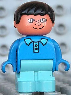 Duplo-figuur, kindtype 1 jongen, Maersk blauwe benen, blauw shirt met kraag en 2 knopen, zwart haar