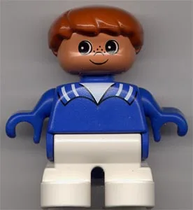 Duplo-figuur, kindtype 2 jongen, witte benen, blauw shirt met witte strepen op de kraag, bruin haar