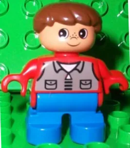 Duplo-figuur, kindtype 2 jongen, blauwe benen, rode top met donkergrijs overhemd, bruin haar