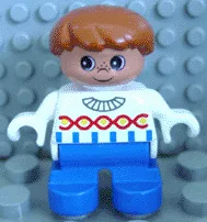 Duplo-figuur, kindtype 2 jongen, blauwe benen, witte trui met kettingpatroon, donkeroranje haar (75696)