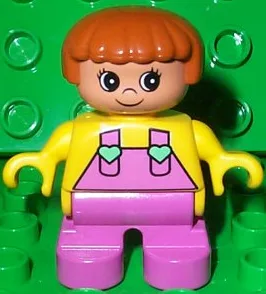 Duplo-figuurtje, kindtype 2 meisje, donkerroze benen, geel topje met donkerroze tuinbroek en hartjes op de bandjes.