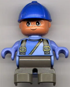 Duplo-figuur, kindtype 2 jongen, donkergrijze benen, bretels met gele rits, blauwe pet.