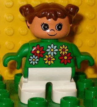Duplo-figuurtje, kindtype 2 meisje, witte benen, witte, rode en gele bloemen, bruin haar