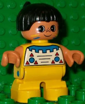 Duplo-Figur, Kind Typ 2 Junge, gelbe Beine, Oberteil mit geometrischem Muster, schwarze Haare mit Feder (Indianer)