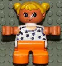 Duplo-figuurtje, kindtype 2 meisje, oranje benen, witte blouse met blauwe bloemen, gele haarvlechtjes