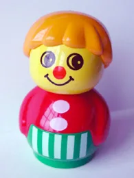 Primo figuurtje: jongen met groene basis met witte strepen, rood shirt en middellang oranje haar.