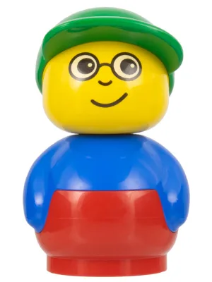 Primo-figuurtje: jongen met rode voet, blauw shirt, groene hoed en bril.