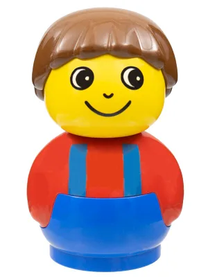 Figurine Primo Garçon avec socle bleu, haut rouge à bretelles bleues, cheveux bruns (4107976)