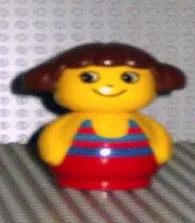Primo Figuur Meisje met Rode Basis, Gele Top met Rood Badpak met Blauwe Strepen, Bruin Haar