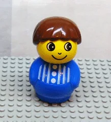 Primo figuurtje: jongen met blauwe voet, blauw shirt met strepen en drie knoopjes, bruin haar