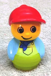 Primo-Figur Junge mit limettengrünem Sockel, mittelblauem Oberteil, limettengrüner Latzhose, blauem Halstuch und roter Mütze