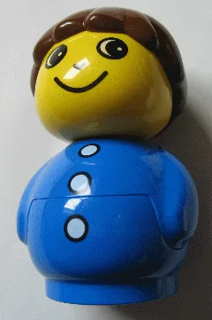 Primo-Figur Junge mit blauem Sockel, blauem Oberteil mit drei Knöpfen, braunem Haar