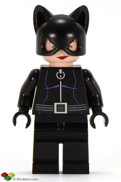 Catwoman – Schwarzer Anzug mit dunkelviolettem Besatz, rote Lippen