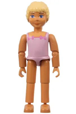 Belville Vrouw - Roze badpak met vierkante halslijn, donkerroze strikjes in de hoeken, lang geel gevlochten haar, blote voeten