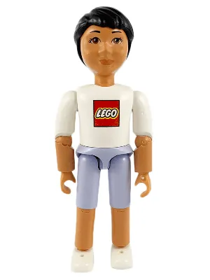 Belville Male - Lichtpaarse shorts, wit shirt met LEGO-logo, zwart haar