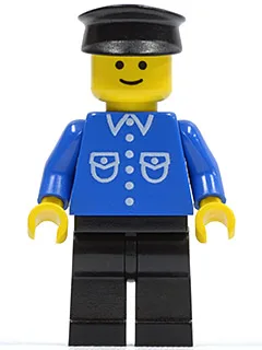 Chemise à six boutons bleue, pantalon noir, chapeau noir
