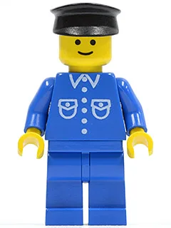 Chemise à six boutons bleue, pantalon bleu, chapeau noir