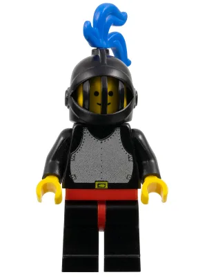 Cuirasse noire, jambières noires à hanches rouges, casque à grille noire, panache bleu, cape en plastique noir