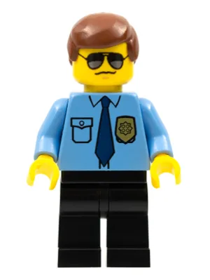Chemise de police avec cravate bleu foncé et insigne doré, pantalon noir, cheveux bruns, lunettes de soleil