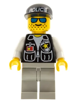 Politie-uniform met sheriffster en 2 zakken, lichtgrijze broekspijpen, witte mouwen, zwarte pet met politie-embleem.