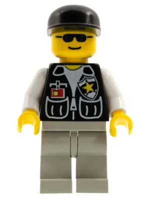 Politie-uniform - Sheriffster en 2 zakken, lichtgrijze broekspijpen, witte mouwen, zwarte pet, zwarte zonnebril