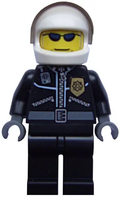 Veste en cuir de police avec insigne doré, casque blanc, visière marron clair, lunettes de soleil bleu foncé
