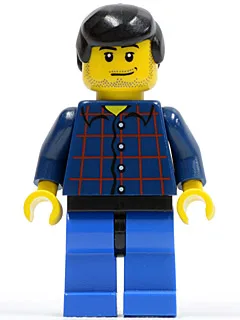 Chemise à carreaux boutonnée, jambes bleues, cheveux noirs, sourire en coin et barbe de trois jours.