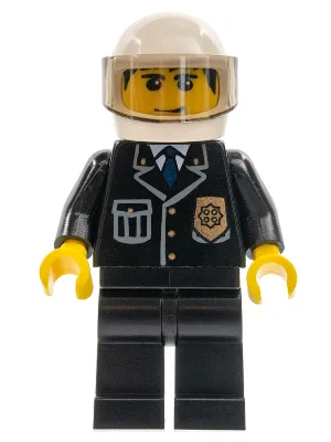 Uniforme de police avec cravate et insigne bleus, pantalon noir, casque blanc, visière marron clair, sourire