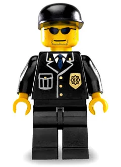 Polizei – Dienstanzug mit blauer Krawatte und Dienstmarke, schwarze Leggings, Sonnenbrille, schwarze Kappe