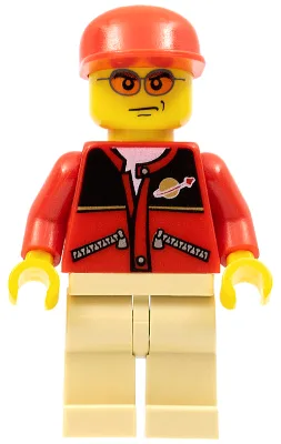 Rote Jacke mit Reißverschlusstaschen und klassischem Weltraumlogo, hellbraune Beine, rote Kappe
