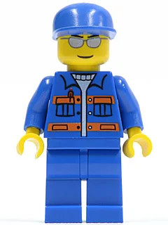 Veste bleue à poches et rayures orange, pantalon bleu, casquette bleue, lunettes de soleil argentées, sourcils et sourire fin